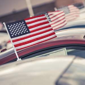 Lot de 2 drapeaux américains pour voiture, 12x18 pouces, en nylon robuste, avec étoiles brodées et clip de fenêtre, style fanion - Product Image 1