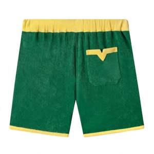 Mulligan Golf Cabana-Ensemble chemise et short-Tissu éponge élégant avec détails sur le thème du golf, comme un drapeau, un crayon et un t-shirt. - Product Image 4