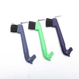Pic de sabot de cheval personnalisé durable avec brosse Outil de nettoyage de sabot équin de haute qualité Équipement de maréchal-ferrant professionnel de toilettage de chevaux - Product Image 1