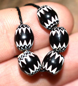 Perles vénitiennes noires et blanches italiennes en forme de chevron en verre de qualité supérieure pour bijoux et créations en cristal au chalumeau - Product Image 1