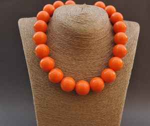 Collier de perles de résine colorées Pièce de bijoux élégante pour les amateurs de mode à la mode et les amateurs d'accessoires - Product Image 1