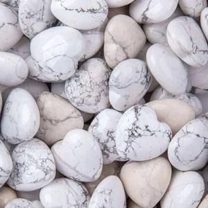 Piedra de corazón hinchada de howlita blanca Natural, cristal pulido liso para aliviar la ansiedad y curar los Chakras, disponible en cantidad a granel - Product Image 1