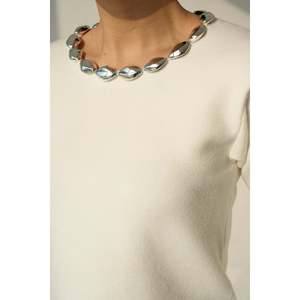 Pull en tricot blanc cassé avec col perlé. - Product Image 3