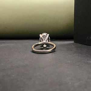 Nouvelle bague de fiançailles tendance en moissanite ovale solitaire certifiée IGI, créée en laboratoire, unisexe, en argent sterling 925 et acier inoxydable - Product Image 3