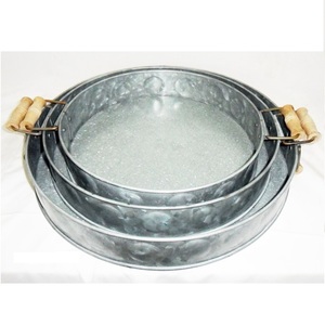 Plateau de service rond galvanisé avec poignées en bois pour la maison, le bureau, la fête, le mariage et le spa Plateau en métal galvanisé durable - Product Image 1