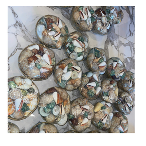 Bol décoratif en forme de sac en coquillages, fabriqué avec des éléments naturels de coquillages au Vietnam, pour la décoration intérieure et des idées de décoration créative - Product Image 2