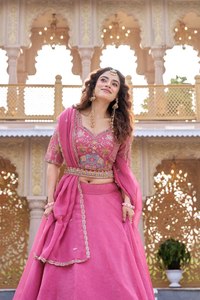 El ajuste, la calidad de la confección y la comodidad de este Lehenga Choli con bordado de 2 colores en colores brillantes, listo para la temporada de monzones, para novias o mujeres. - Product Image 3