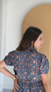 เดรสยาวปานกลางลายดอกไม้พิมพ์มือสีสันสดใส คอวี ติดกระดุม ลายเรียบ สไตล์ทางการ เหมาะสำหรับใส่ไปเที่ยวทะเล - Product Image 3