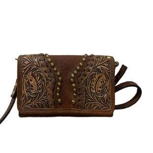 Sac bandoulière artisanal en cuir véritable, style western vintage, orné de clous et de motifs floraux, pour femme, idéal pour les voyages - Product Image 1