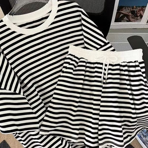 Ensemble de t-shirts et shorts d'été pour femmes, manches courtes rayées, col rond, taille élastique, t-shirt décontracté pour femmes, pantalon court - Product Image 1
