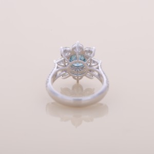 Bague de fiançailles en or blanc/rose et or jaune 9 carats avec diamant bleu rond de laboratoire certifié IGI et halo floral à taille trilune latérale - Product Image 3