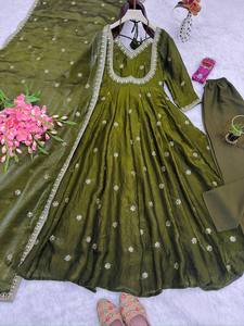 Elegante Conjunto de Vestido Largo de Seda Chinon con Koti y Dupatta, con Hermoso Bordado y Lentejuelas, Perfecto para Ocasiones Especiales - Product Image 4