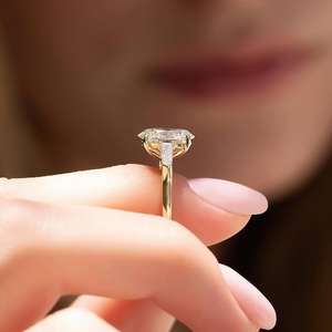 Anillo de Compromiso de Oro de 14K con Corte Radiante y Engaste Invisible, Diamante Cultivado en Laboratorio de 2.50 Quilates con Certificación IGI CVD - Product Image 2