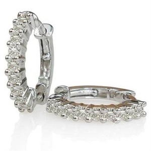 Boucles d'oreilles créoles intemporelles de créateur, taille ronde, avec diamants de laboratoire de 0,30 ct en platine, pour fête de fiançailles - Product Image 3
