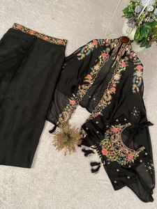 Blusa de Seda Rangoli con Bordado de Lentejuelas y Borlas, Diseño de Última Moda para Fiestas y Bodas, con Dhoti y Chal - Product Image 5