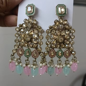 Boucles d'oreilles polyvalentes pour femmes Bijoux de mode indiens idéaux pour une tenue de bureau quotidienne et une élégance décontractée - Product Image 1