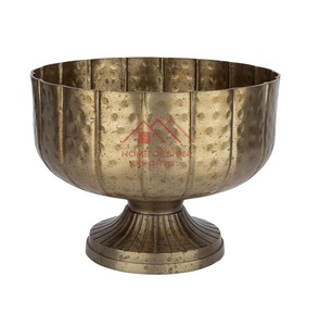 Bol à fleurs en laiton finition antique, design martelé fait à la main - Product Image 1