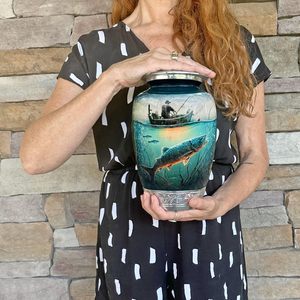 Urna de pesca de latón de Metal grande hecha a mano al por mayor de fábrica directa, urna de cremación decorativa conmemorativa moderna, tema de pesca de cenizas - Product Image 5