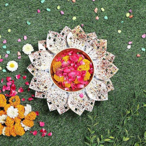 Cuenco Urli de serenidad sagrada con flores flotantes Diya para espacios sagrados Cuenco Urli de armonía floral con flores flotantes - Product Image 1