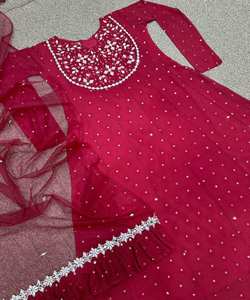 Fabuleux Net Bridal Wear Lehenga Set avec broderie exquise et Zari Detailing readymade bas prix gros surat - Product Image 5