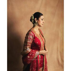 Conjunto de Lehenga Indo-Occidental de Tafetán de Seda Moderno de la Mejor Calidad, Largo hasta el Suelo, Colores Personalizados, con Hermosos Bordados de Lentejuelas y Zari - Product Image 2