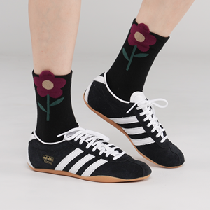 Chaussettes en coton tricotées pour femmes Kikiya - Respirantes, décontractées, à imprimé floral avec un grand motif mignon pour un usage quotidien - Product Image 3