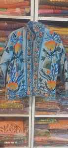 Manteau d'hiver respirant pour femme veste matelassée multicolore faite à la main avec ceinture en coton imprimé Bagru et décoration de poche brodée - Product Image 6