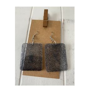 Boucles d'oreilles pendantes en résine faites à la main à la mode pour femmes Collection de mode avec accessoires uniques de style d'amour - Product Image 1