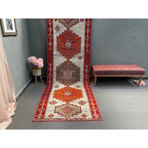 Tapis vintage Herki 3,5 x 10,6 pieds, tapis turc rouge à motifs floraux en laine - Product Image 1