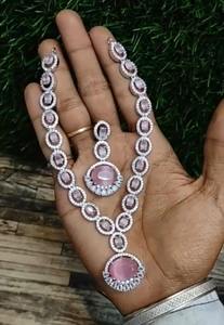 Conjunto de Collar y Aretes Halo Royale Rosa Palo, Muy Solicitado, para Novias y Ocasiones Especiales, Disponible a un Precio Accesible - Product Image 3