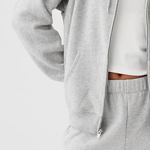 Sweat à capuche zippé pour femmes avec logo personnalisé, manches longues, prix de gros pour les acheteurs en gros, vêtements décontractés pour l'hiver, couleur unie - Product Image 3