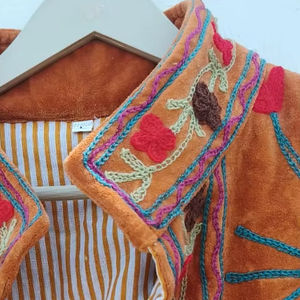 Veste en velours brodée de fleurs Suzani, faite à la main, hiver, unisexe, avec doublure en coton, style bohème hippie - Product Image 2