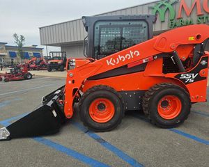 Cargadora de Ruedas Kubota SSV75 con Motor Diésel, Color Naranja, para Uso en Construcción y Agricultura - Product Image 2