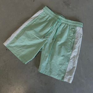 Conjunto de Chaqueta con Capucha y Cremallera y Pantalones Cortos Unisex Ligeros Personalizados al por Mayor, Cortavientos de Bloques de Color Sólido con Parches, Ecológico - Product Image 3