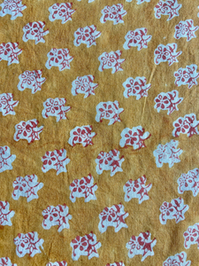 Tissu en coton imprimé à la main avec des motifs floraux jaunes moutarde, design traditionnel indo-ethnique - Product Image 3