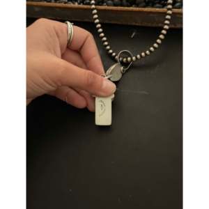 Pendentif de style religieux Kathleen Livingston Royston en argent sterling avec turquoise sertie clos et incrustation de rubis à motif numérique, Inde - Product Image 5