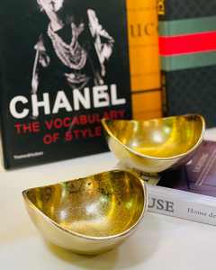 Bol de service élégant en aluminium moulé pour la présentation sur la table à manger, avec une construction métallique robuste et une finition décorative. - Product Image 6