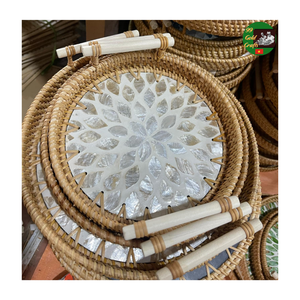 Plateau de service en rotin avec mosaïque de nacre, fait à la main, design naturel, parfait pour le thé, le café, les collations - Product Image 1