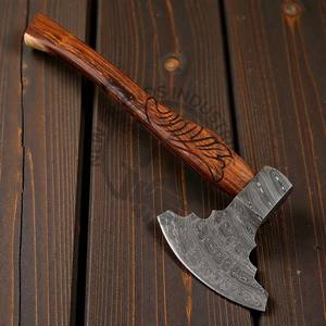 Hache Tomahawk en Acier Damas Personnalisée de Haute Qualité, Vente Chaude, Forgée à la Main, Hache de Chasse Viking avec Manche en Bois de Rose Gravé - Product Image 2