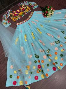 LEHENGAS CHOLI DE MARIAGE EN SOIE GEORGETTE FABZONE DESIGNER AVEC DUPATTA EN FILET ET TRAVAUX RICHEMENT DÉCORÉS - Product Image 4