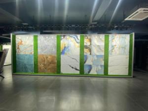 Azulejo de piso de cerámica esmaltada de 80x160cm Aspecto de mármol de 32x64 pulgadas con acento de mármol blanco de veta dorada para pared o piso interior del hogar - Product Image 4