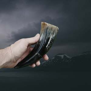 Corne à boire viking en bois poli naturel, style amour, avec support, objet de collection en provenance d'Inde - Product Image 3