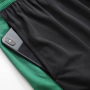 Shorts de basket-ball noirs personnalisés avec des panneaux latéraux verts, tissu en maille respirant, taille élastique, vêtements de sport pour l'entraînement athlétique - Product Image 4