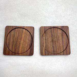 Ensemble de sous-verres en noyer faits à la main et sûrs, tapis carrés en bois pour boissons, vaisselle en gros, approvisionnement en vrac avec logo personnalisé - Product Image 1