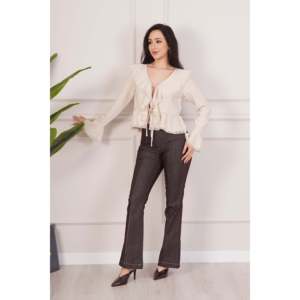 Blusa Elegante para Mujer LUSTRIN, Color Beige Piedra, con Cuello de Lazo y Delicado Detalle de Encaje, Tela de Poliéster Fluida para Uso Casual o de Oficina - Product Image 3
