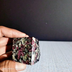 Cubo Eudialyte de calidad superior, piedra preciosa de cristal de ágata bellamente tallada DE LA India grabada con tema de amor, Exportación exquisita - Product Image 5