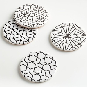 Ensemble de 4 sous-verres en céramique imprimés personnalisés de style marbre noir pour la protection de la table. - Product Image 1