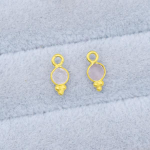 Colgante de Cuarzo Rosa Natural, Piedra de Nacimiento, Engaste de Bisel Redondo Facetado, Pequeño Amuleto Hecho a Mano, Chapado en Oro, Regalo - Product Image 1