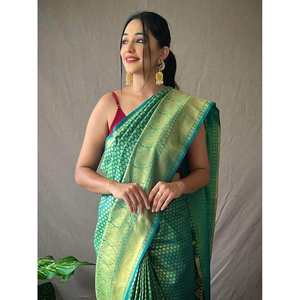 Magnifique sari de mariage en soie Kanjeevaram tissée verte avec un chemisier pour les robes de mariée - Product Image 3