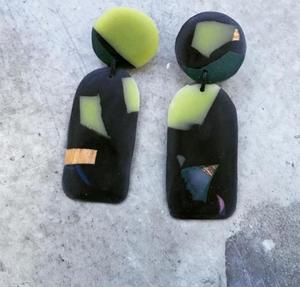 Boucles d'oreilles en bois et résine de qualité supérieure, boucles d'oreilles pendantes en forme de croissant avec forme rectangulaire, clous géométriques multicolores au meilleur prix - Product Image 4